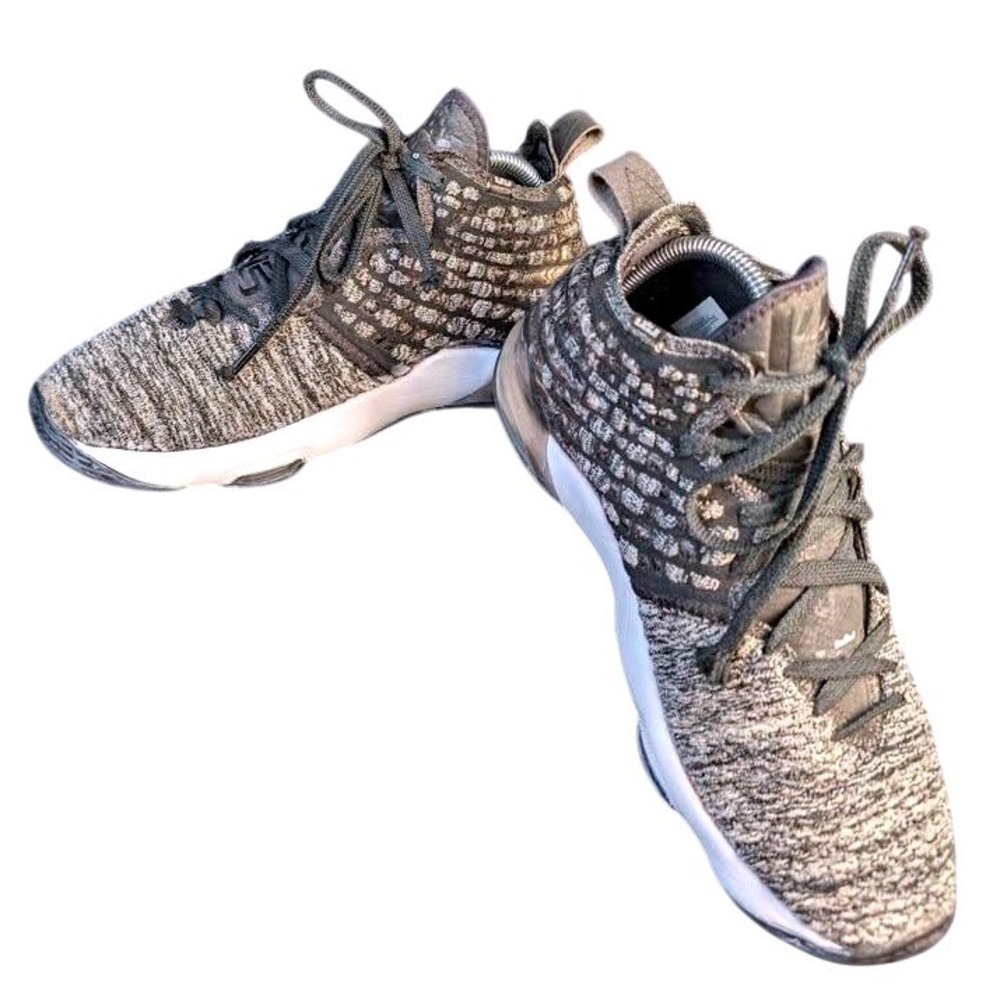 Nike~LeBron 17 "In The Arena" Youth Boys Sneakers ~ "Oreo" Colorway~Youth Size 7